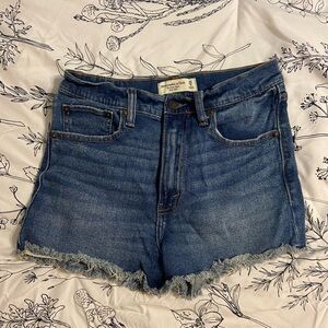 ABERCROMBIE & FITCH HIGH RISE MOM SHORTS (SIZE: 25).